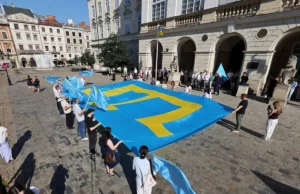 У центрі Львова підняли кримськотатарський прапор до Дня прапора