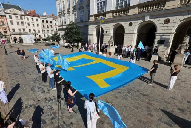 У центрі Львова підняли кримськотатарський прапор до Дня прапора