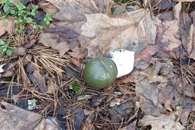 У Брюховичах під час земляних робіт знайшли 12 старих снарядів
