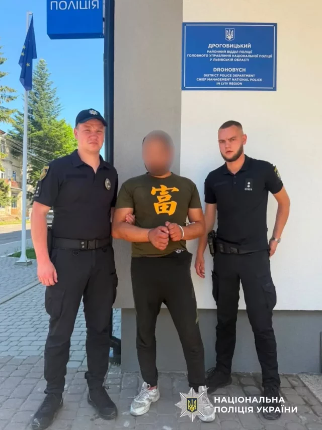 У Дрогобичі затримали чоловіка, який пошкодив меморіал жертвам німецької окупації