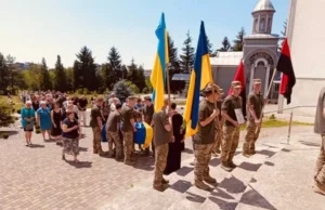 Новороздільська громада попрощалася із захисником Романом Надорожним