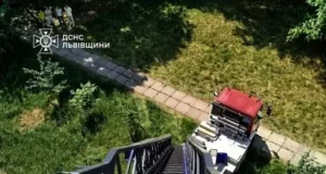 У Новояворівську рятувальники через балкон потрапили до квартири 80-річної жінки