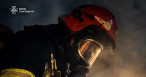 У Львові рятувальники вивели чоловіка з задимленої квартири на вул.