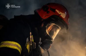 У Львові рятувальники вивели чоловіка з задимленої квартири на вул.