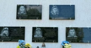 У Хирові відкрили меморіальні дошки полеглим захисникам-випускникам