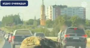 На Львівщині зупинили водійку, яка везла непристебнутих пасажирів на Toyota Land Cruiser