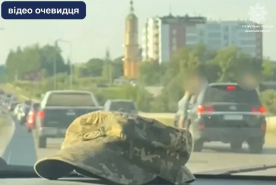 На Львівщині зупинили водійку, яка везла непристебнутих пасажирів на Toyota Land Cruiser