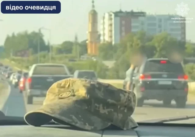 На Львівщині зупинили водійку, яка везла непристебнутих пасажирів на Toyota Land Cruiser