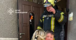 У Бібрці рятувальники допомогли матері потрапити до будинку, де зачинився однорічний хлопчик