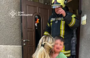 У Бібрці рятувальники допомогли матері потрапити до будинку, де зачинився однорічний хлопчик