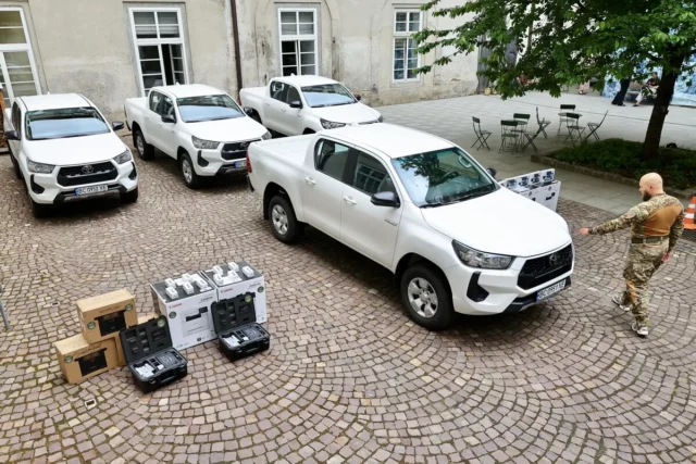 Львів передав військовим частинам техніку та авто на 7,8 млн грн