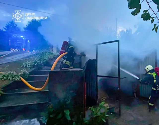 У Миколаєві Стрийського району загасили пожежу в гаражі