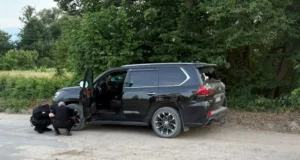 На Яворівщині затримали чоловіка, який обстріляв автомобіль Lexus