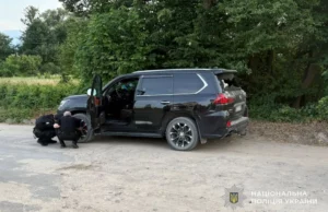На Яворівщині затримали чоловіка, який обстріляв автомобіль Lexus На Яворівщині затримали чоловіка, який обстріляв автомобіль Lexus
