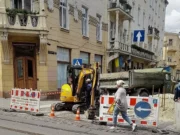 На вул. Дорошенка у Львові ліквідовують витік води, рух на вул. Костюшка обмежено На вул.
