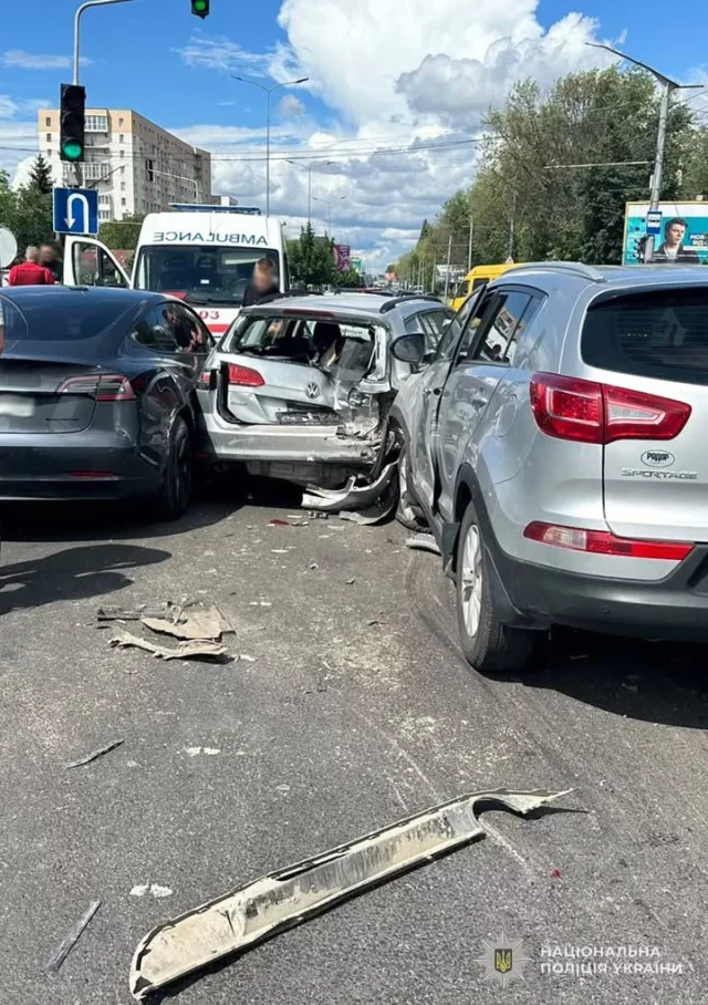 У Львові нетверезий водій спричинив масштабну ДТП на Стрийській: травмовано двох людей