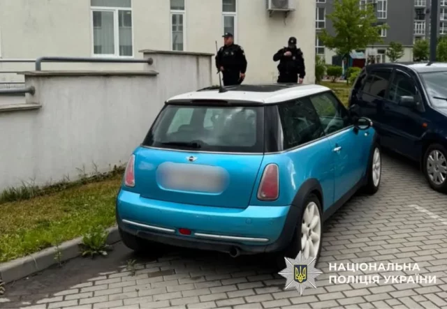 У Львові в автомобілі знайшли мертвого чоловіка з вогнепальним пораненням