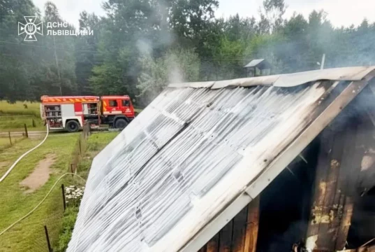 У селі Верещиця вогнеборці врятували від вогню дві будівлі
