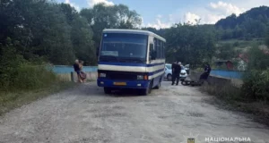 У селі Дрогобицького району мотоцикліст травмувався внаслідок зіткнення з автобусом