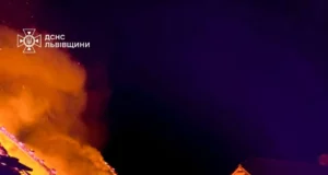 У Доброгостові під час пожежі літньої кухні врятували житловий будинок