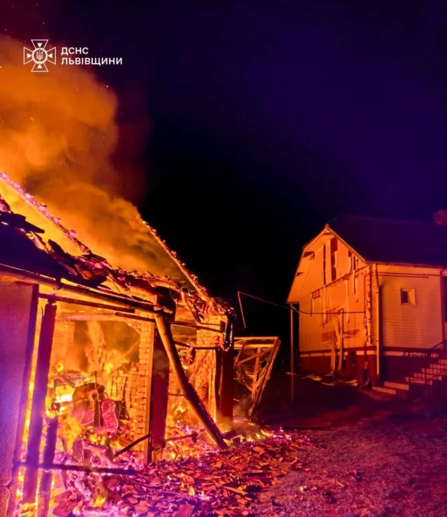 image У Доброгостові під час пожежі літньої кухні врятували житловий будинок