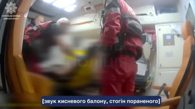 image У Львові патрульні надали домедичну допомогу чоловікові з ножовим пораненням