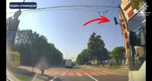 У Львові водій маршрутки проїхав на червоне світло