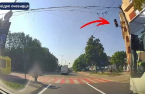 У Львові водій маршрутки проїхав на червоне світло У Львові водій маршрутки проїхав на червоне світло