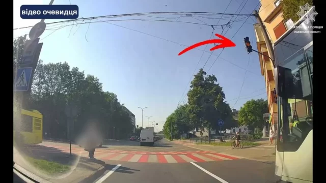 У Львові водій маршрутки проїхав на червоне світло