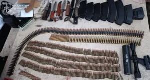 На Львівщині судитимуть 60-річного чоловіка за зберігання арсеналу зброї вдома