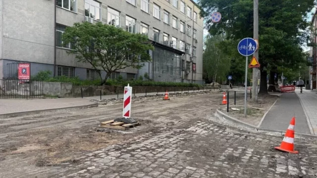 image У Львові ще одну партію бруківки з перехрестя Героїв УПА – Пастернака скерують на зберігання
