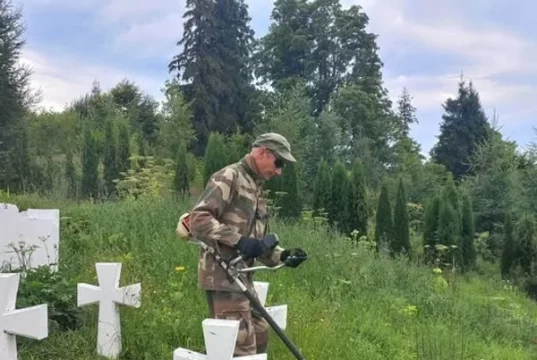 Фахівці КП «Доля» впорядкували меморіал на Верецькому перевалі