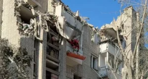 На вулиці Патона триває рятувальна операція, під завалами шукають людей