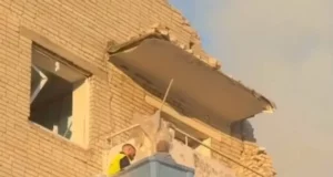 У Львові мешканців пошкодженої пʼятиповерхівки евакуйовують краном