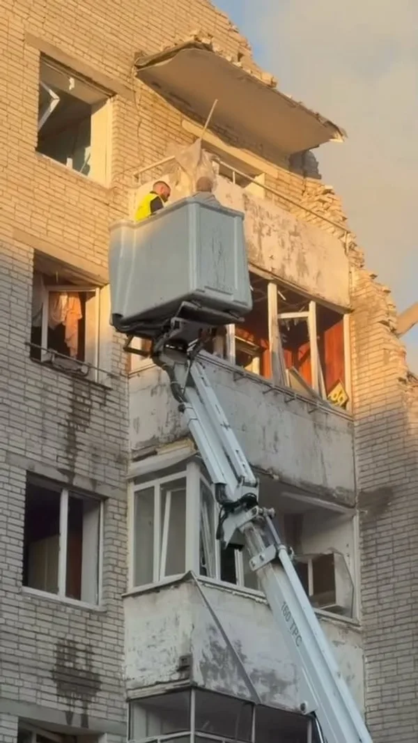 image У Львові мешканців пошкодженої пʼятиповерхівки евакуйовують краном