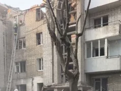 На вулиці Патона під завалами будинку залишаються люди На вулиці Патона під завалами будинку залишаються люди