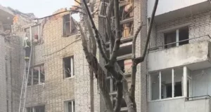 На вулиці Патона під завалами будинку залишаються люди