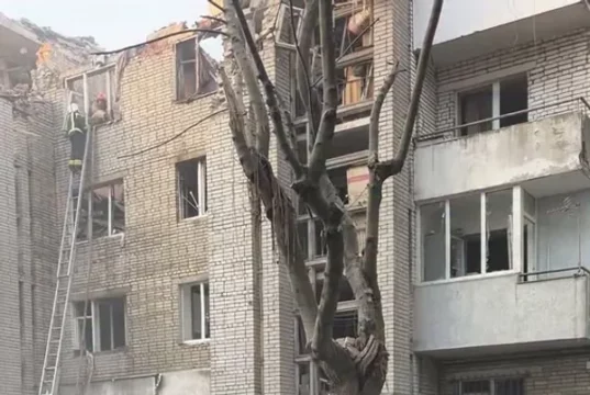 На вулиці Патона під завалами будинку залишаються люди