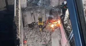 У Львові рятувальники розбирають завали зруйнованого будинку після ворожої атаки
