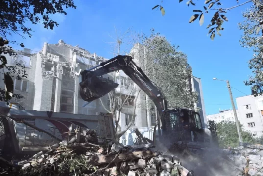 На вулиці Патона, 25 у Львові тривають рятувальні роботи, рух транспорту перекрито
