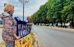 Родини полонених і зниклих безвісти військових провели мовчазну акцію Родини полонених і зниклих безвісти військових провели мовчазну акцію