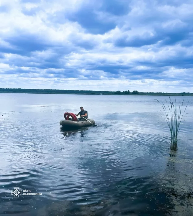 image У Соснівці рятувальники зняли з острова двох підлітків із пошкодженого човна