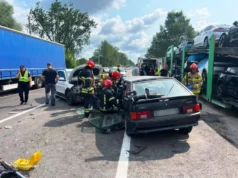 У Бартатові рятувальники визволили двох людей із понівеченої LADA У Бартатові рятувальники визволили двох людей із понівеченої LADA
