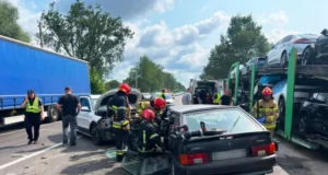 У Бартатові рятувальники визволили двох людей із понівеченої LADA