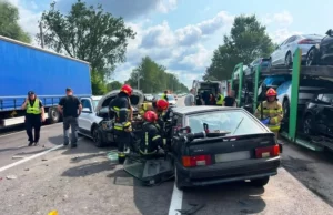 У Бартатові рятувальники визволили двох людей із понівеченої LADA