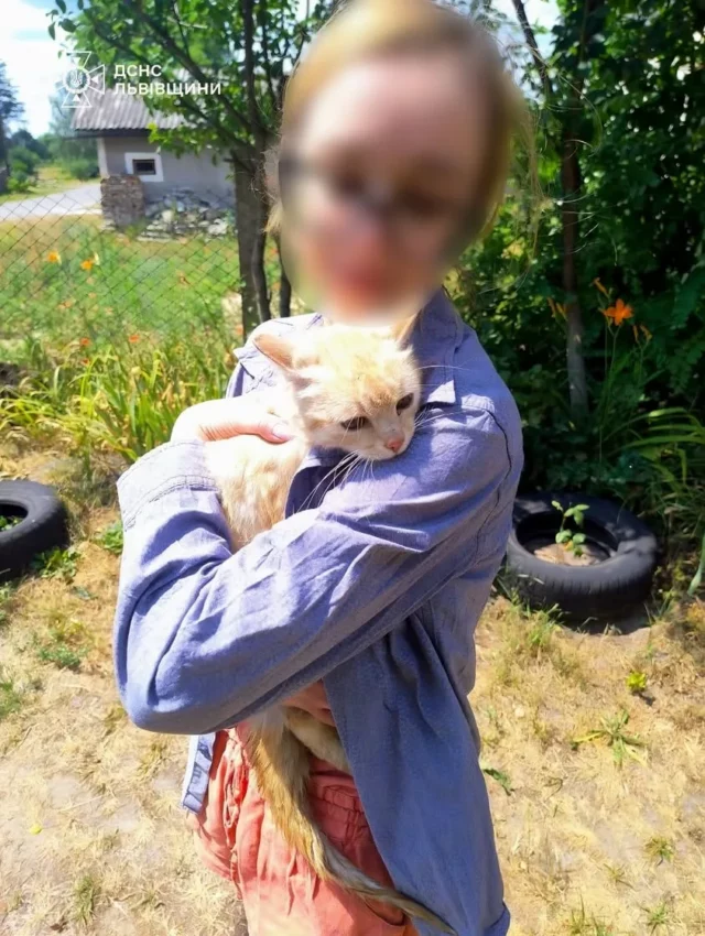 На Золочівщині рятувальники підняли рудого кота з 10-метрової криниці