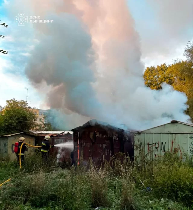 image У Дрогобичі загорілися три металеві гаражі, рятувальники вберегли ще чотири