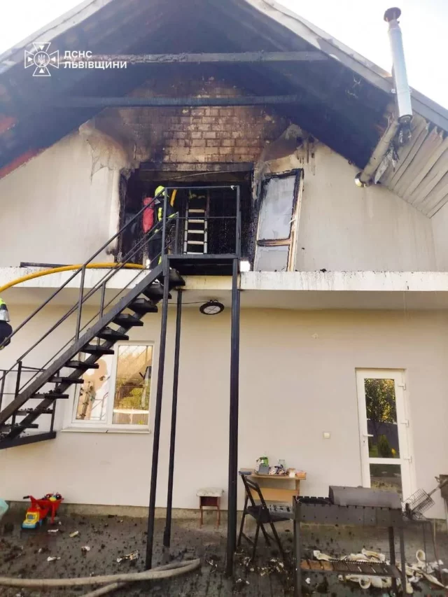image У Дрогобичі рятувальники не дали вогню знищити будівлю