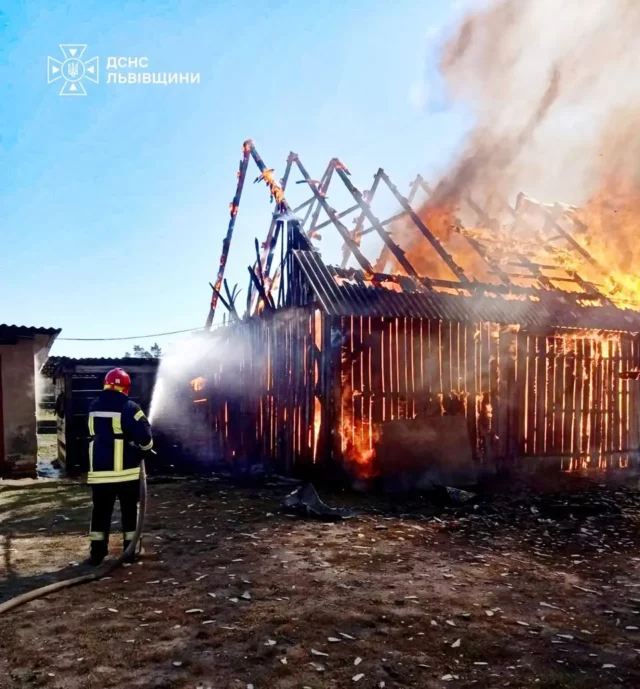 image У Великих Мостах вогнеборці врятували сусідні будівлі від пожежі