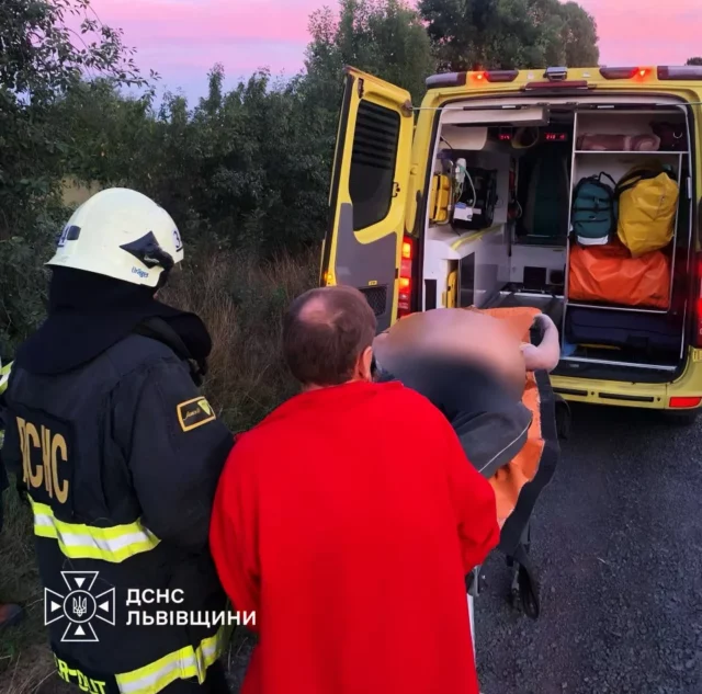 image У селі Сілець рятувальники допомогли медикам дістатися до 69-річного чоловіка